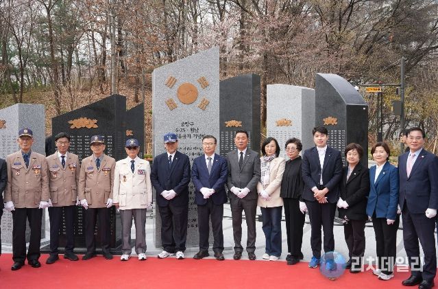 제막식에 참석한 류경기 중랑구청장과 관계자들의 모습