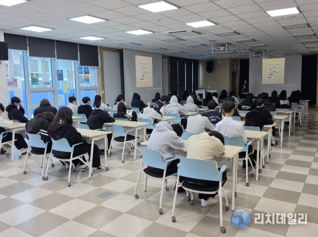 지난 3월 31일, 청양고등학교 학생들을 대상으로 전문강사가 생명존중 교육을 진행하고 있다.