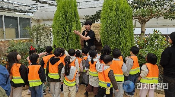 1. 천안시농업기술센터가 어린이들과 함께 식물관찰 교실을 진행하고 있다.