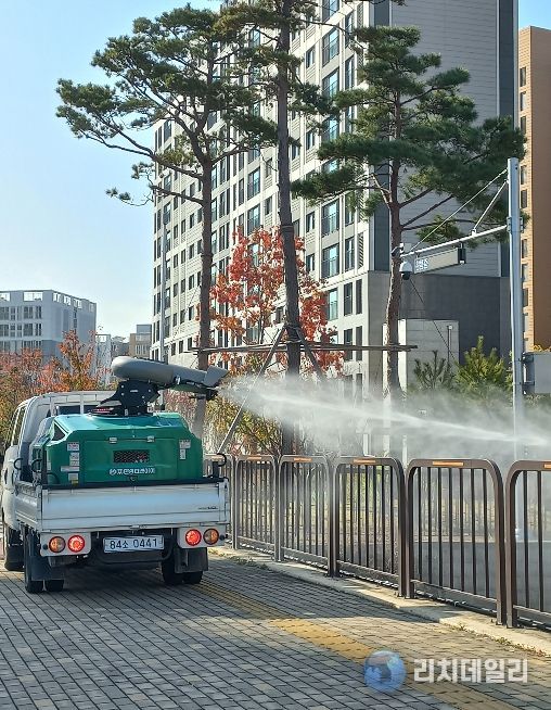 화성특례시 방역소독차량이 생활권 주변에서 친환경 방역소독을 실시하고 있다