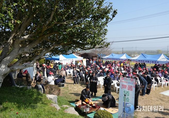 제2회 왕곡면 금사정 동백축제에서 동백장생기원제를 올리고 있다.