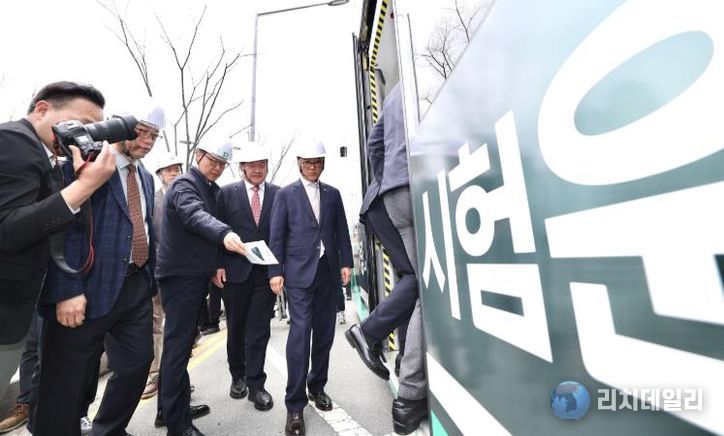 대전시의회 3칸 굴절차량 도로 시험 운행 현장 점검(조원휘 의장, 송인석 산업건설위원장)