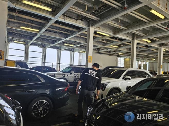 여객선 내 적재된 차량을 점검 중인 완도해경의 모습(배포사진)