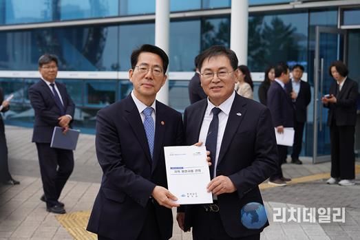 여수시가 4월 1일 여수를 방문한 황종우 해수부 장관에게 해양관광 및 수산분야 주요 현안사업에 대한 정부 지원을 건의했다.(좌-황종우 해양수산부 장관, 우-정현구 여수시장 권한대행)