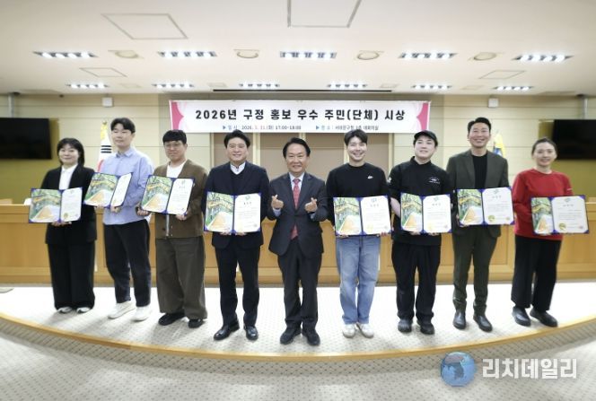 이성헌 서대문구청장(가운데)이 구정 홍보 표창 수상자들과 함께 기념 촬영을 하고 있다.