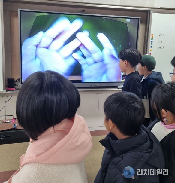 학생들이 손씻기 교육기(뷰박스) 체험 학습을 하고 있다.