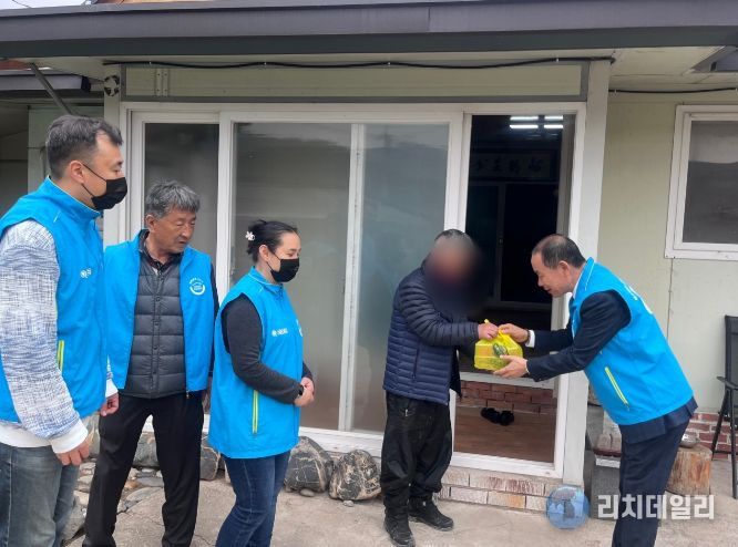 동면 지역사회보장협의체가 반찬을 전달하는 모습