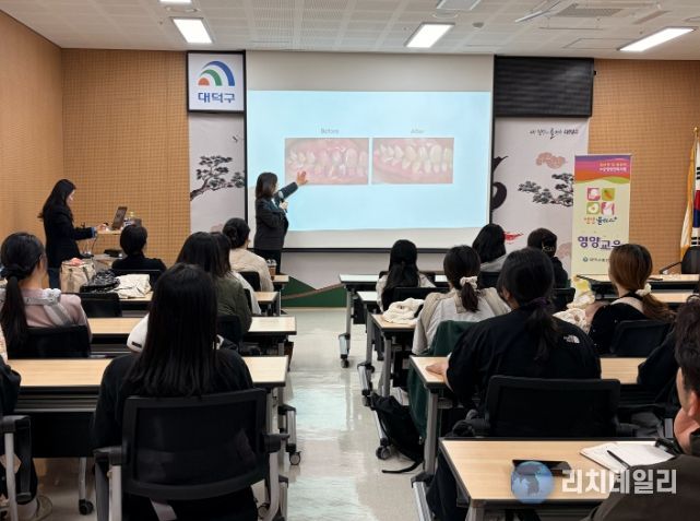 대전 대덕구 보건소에서 건양대학교 치위생학과 강경희 교수가 임산부와 영유아 보호자를 대상으로 구강보건교육을 진행하고 있다.