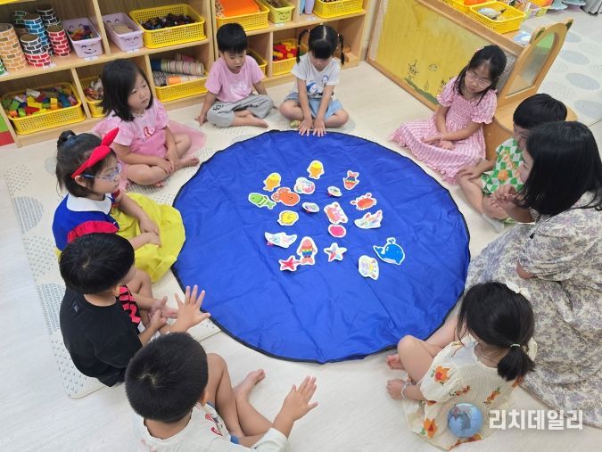 여수시립도서관은 4월부터 11월까지 관내 어린이집과 유치원을 대상으로 그림책 전문강사를 파견하는 ‘책 읽어주세요’ 프로그램을 운영한다.