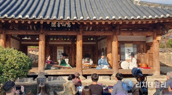 혜산서원에서 선비풍류 공연이 펼쳐지고 있다.