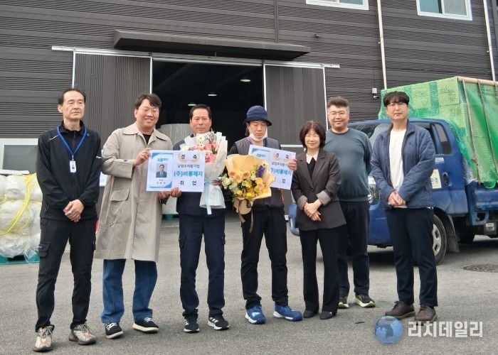 좌측 두 번째부터 김준식 경기남양주지역자활센터장, 자활센터 참여자 2인, 홍성희 복지행정과장