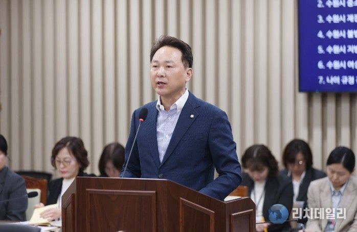 강영우 의원(더불어민주당, 영화·조원1·연무)이 제400회 임시회 기획경제위원회에서 조례안에 대해 설명하고 있다