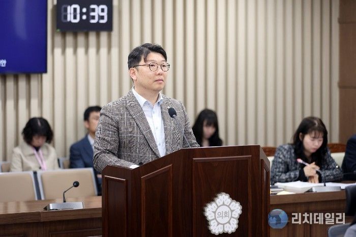 홍종철 의원(국민의힘, 광교1·2)이 제400회 임시회 기획경제위원회에서 조례안에 대해 설명하고 있다.