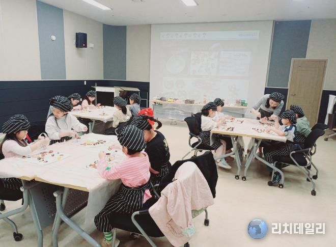 생생직업체험모습(쇼콜라티에, 초콜릿만들기체험)