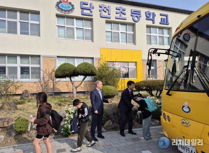 윤건영 충북교육감, 단양 한국호텔관광고·단천초 방문