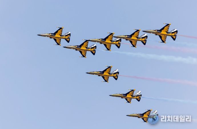2024년 제18회 영등포 여의도 봄꽃축제 개최 당시 블랙이글스 축하 비행