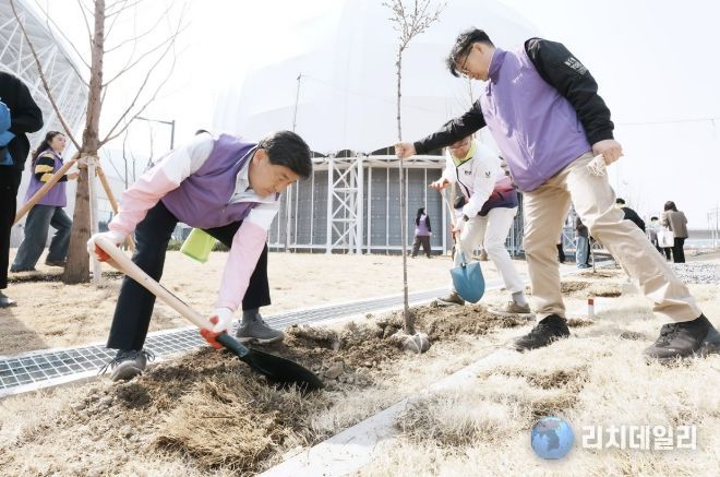 광주시, 제81회 식목일 맞아 G-스타디움서 나무 심기 행사 개최