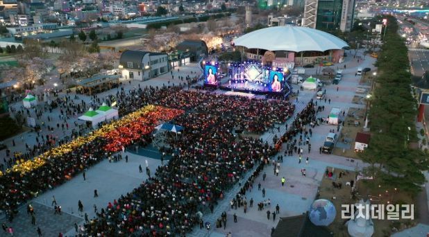 안동 벚꽃축제, 이틀째 ‘인산인해’