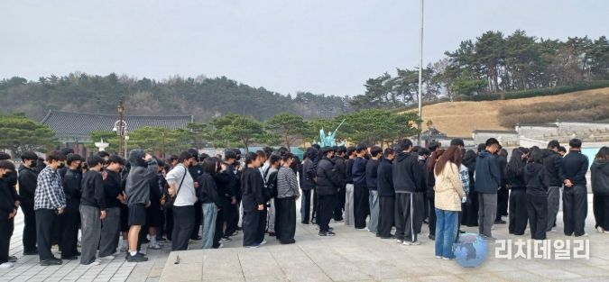 3일 국립5‧18민주묘지에서 광산중학교 2‧3학년 학생 160여 명이 참배하고 있다.