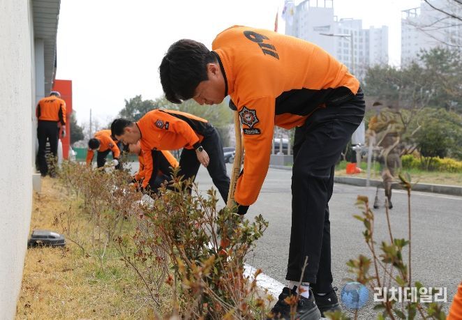 강진소방서 소방공무원들이 제81주년 식목일을 맞아 청사 주변에서 철쭉 등 수목을 식재하며 환경정비 활동을 펼치고 있다.
