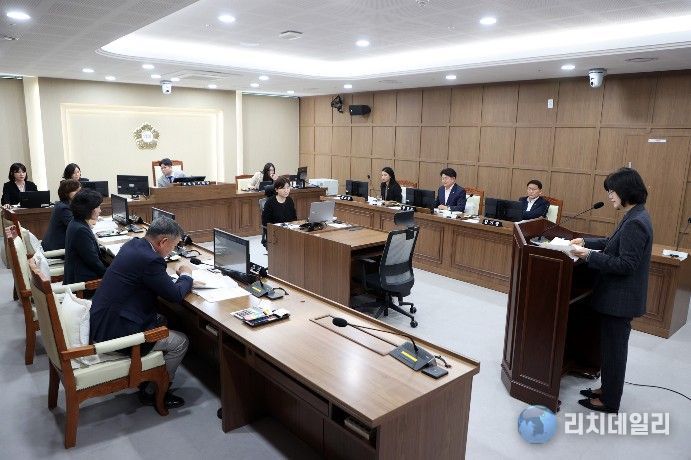 수원특례시의회 보건복지위원회가 4월 3일 상임위원회 회의실에서 제400회 임시회 기간 중 민간위탁 운영 동의안 등 총 8건의 안건을 심사하고 있다.