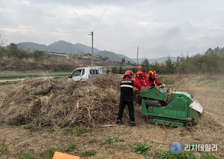 고흥군, 청명·한식 전후 산불 예방 총력 대응 (1) - 산불재난대응단 영농부산물 파쇄 지원