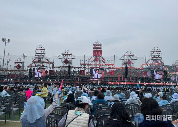 체리블라썸뮤직페스티벌,‘트롯데이’공연으로 첫날 화려한 시작