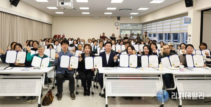 3일 마을공동체지원센터에서 이상일 시장과 인증서 수여식 참석자들이 기념 촬영을 하고 있다.