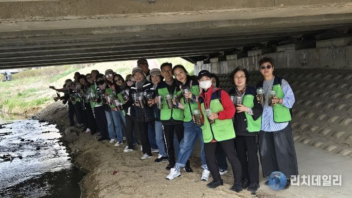 인천서구자원봉사센터, 공촌천서 수생생물 방류 및 환경정화 활동... 함께 살리는 하천