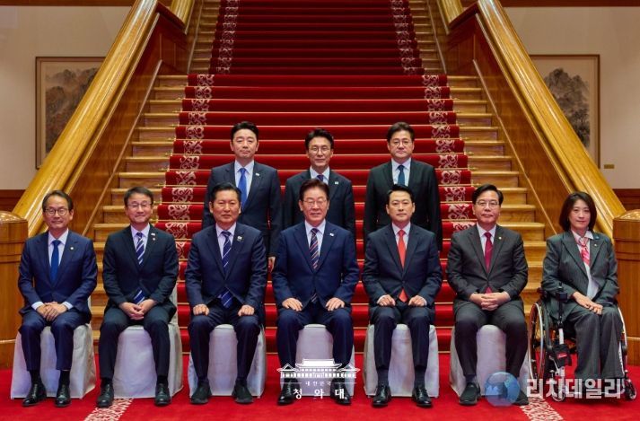 이재명 대통령이 4월 7일 청와대에서 여·야·정 민생경제 협의체 회담에 앞서 참석자들과 기념촬영하고 있다.
<p> </p>
<p>(청와대)