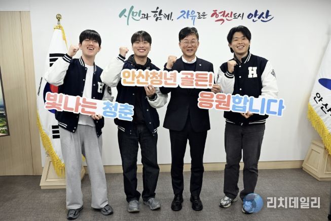 이민근 안산시장(사진 오른쪽 두번째)이 9일 안산시청에서 한양대학교 ERICA 학생들과 청년 유출 문제를 주제로 간담회를 진행하고 기념촬영을 하고 있다.