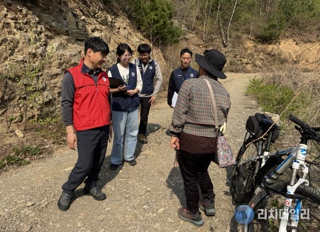산림 이용객 계도 중인 송준호 북부지방산림청장
